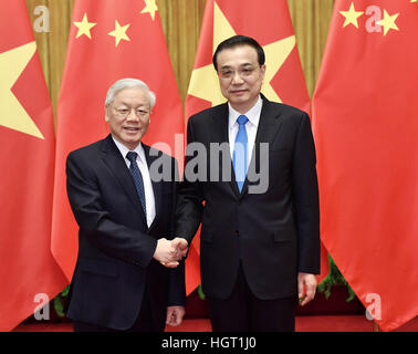 Pechino, Cina. Xiii gen, 2017. Il premier cinese LI Keqiang (R) soddisfa con Nguyen Phu Trong, Segretario Generale del Partito comunista del Vietnam Comitato Centrale, a Pechino, capitale della Cina, Gennaio 13, 2017. © Li Tao/Xinhua/Alamy Live News Foto Stock