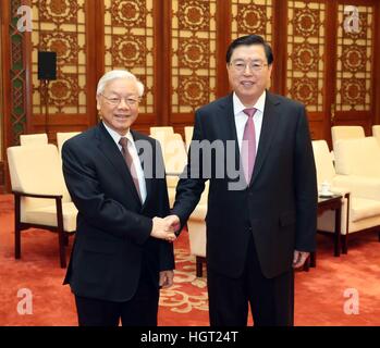 Pechino, Cina. Xiii gen, 2017. Zhang Dejiang (R), presidente del comitato permanente del Congresso nazionale del popolo (ANP), incontra Nguyen Phu Trong, Segretario Generale del Partito comunista del Vietnam Comitato Centrale, a Pechino, capitale della Cina, Gennaio 13, 2017. © Liu Weibing/Xinhua/Alamy Live News Foto Stock