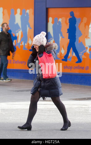 Blackpool, Lancashire, Regno Unito. Il 13 gennaio 2017. Meteo REGNO UNITO: 13 gen 2017. Persone nella località balneare di Blackpool affrontare i forti venti in testa su come andare circa la loro spesa giornaliera. Wild meteo e forti tempeste hanno travagliato il resort negli ultimi due giorni. Credito: Cernan Elias/Alamy Live News Foto Stock