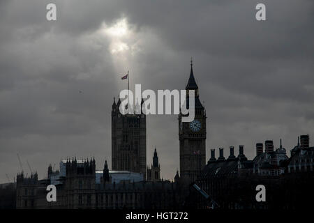 Londra, UK. Il 13 gennaio 2017. Il sole fa capolino tra le nuvole temporalesche oltre le case del Parlamento dopo un nevischio e neve cadde su Londra durante il giorno di credito: amer ghazzal/Alamy Live News Foto Stock