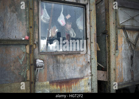 A Belgrado, in Serbia. Il 13 gennaio 2017. migliaia di migranti afghani sono bloccati nella capitale serba, vivono in condizioni disumane con temperature che raggiungono i -20 gradi. © Danilo Balducci/ZUMA filo/Alamy Live News Foto Stock