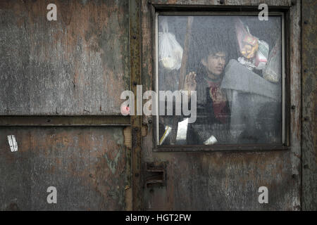 A Belgrado, in Serbia. Il 13 gennaio 2017. migliaia di migranti afghani sono bloccati nella capitale serba, vivono in condizioni disumane con temperature che raggiungono i -20 gradi. © Danilo Balducci/ZUMA filo/Alamy Live News Foto Stock