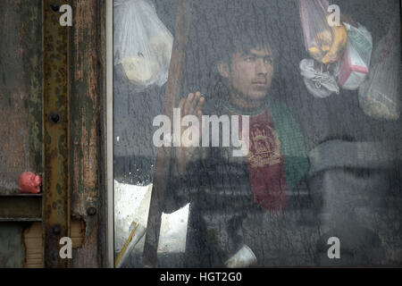 A Belgrado, in Serbia. Il 13 gennaio 2017. migliaia di migranti afghani sono bloccati nella capitale serba, vivono in condizioni disumane con temperature che raggiungono i -20 gradi. © Danilo Balducci/ZUMA filo/Alamy Live News Foto Stock