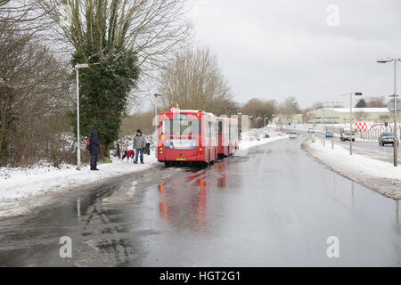 Biggin Hill, Regno Unito. Xiii gen, 2017. I cieli blu sulla neve in collina Biggn valle come TFL post il seguente avviso: Biggin Hill AREA: percorsi 246 320 464 e R2 ridotto a Biggin Hill aeroporto a causa insicure le condizioni della strada sulla collina di stock/Westerham Hill, Kent © Keith larby/Alamy Live News Foto Stock