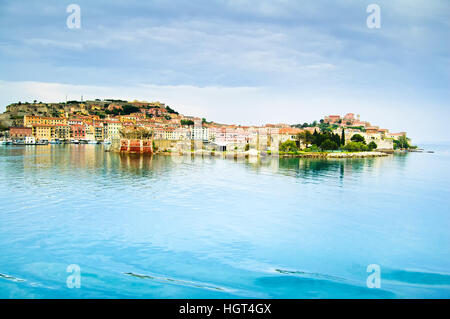 Isola d'Elba, Portoferraio villaggio Porto e skyline da un traghetto. Toscana, Italia. Foto Stock