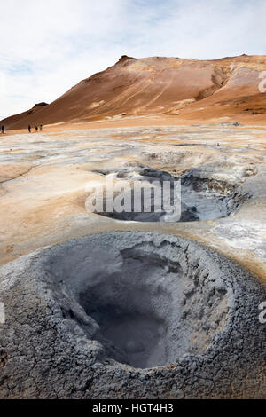 Mudpot, fango piscina, fumarola, area geotermica, Hverarönd, Namafjall, Nord Islanda Islanda Foto Stock