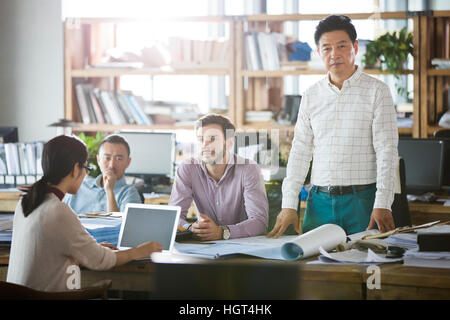 Gli architetti che lavorano insieme in ufficio Foto Stock