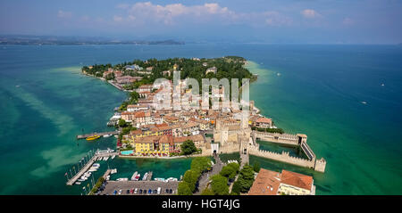 Castello Scaligero, Sirmione, penisola, il Lago di Garda, Lombardia, Italia Foto Stock