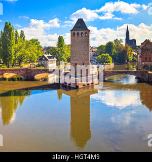 Sessione plenaria a Strasburgo dal ponte medievale Ponts Couverts e cattedrale, vista da Barrage Vauban. L'Alsazia, Francia. Foto Stock