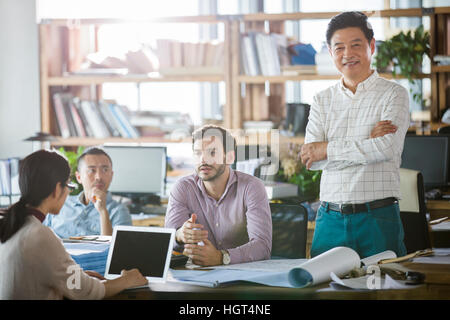 Gli architetti che lavorano insieme in ufficio Foto Stock