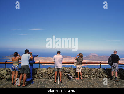 La vista dal Mirador del Rio per l'isola di La Graciosa, Lanzarote, Isole Canarie, Spagna Foto Stock