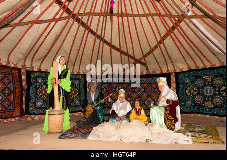 Il kazako donne la battitura e la filatura della lana, kazako villaggio etnografico Aul Gunny, Talgar city, Almaty, Kazakhstan Foto Stock