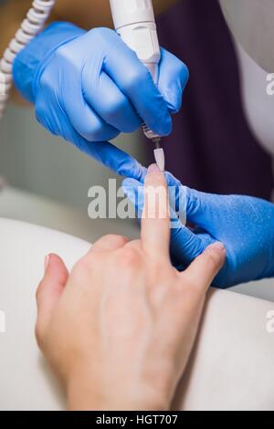 Closeup colpo di una donna in una manicure ricevendo una manicure da una estetista Foto Stock