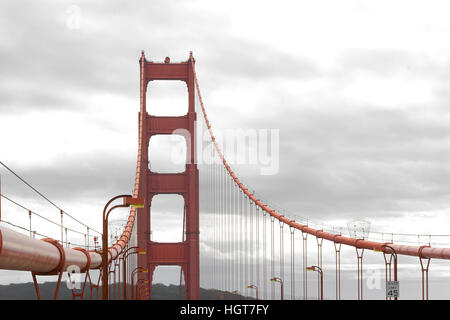 Zoom del traffico pesante sul Golden Gate Bridge, che collega San Francisco a Marin County, aria calda passando da strada e vetture nella parte anteriore Foto Stock