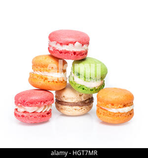 Amaretti colorati isolato su bianco. Tradizionale francese dessert macarons. Foto Stock