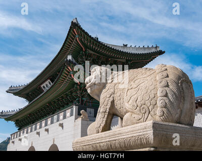 Statua di Pietra della Haetae (Custode Dog) e Gate di Gwanghwamun a Seul, in Corea. Foto Stock