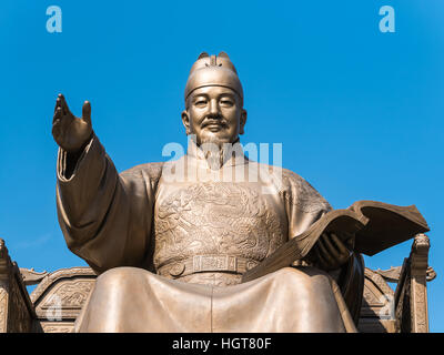 Statua del Re Sejong presso la piazza Gwanghwamun a Seul, in Corea. Foto Stock