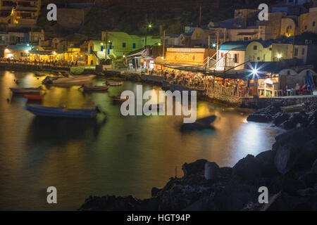SANTORINI, Grecia - 5 ottobre 2015: Il Amoudi porto di Oia di notte. Foto Stock