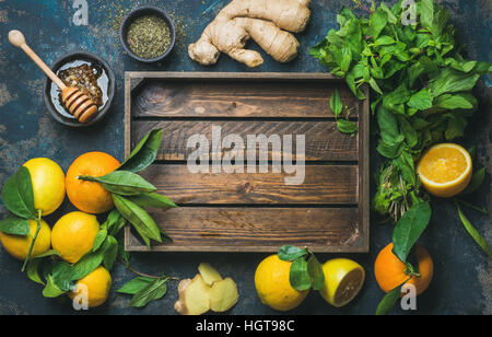 Frutta ed erbe aromatiche per la produzione di una bevanda calda, vassoio in centro Foto Stock