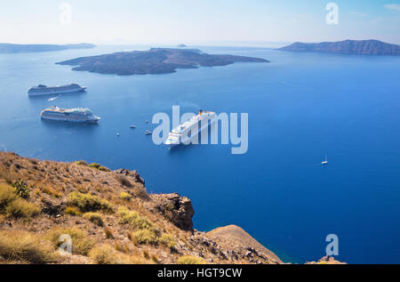 SANTORINI, Grecia - 7 ottobre 2015: l'outlook su clifs a caldera con le crociere e Nea Kameni Island. Foto Stock