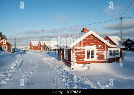 Piccoli cottage nella neve in inverno. Fagelsundet villaggio di pescatori sulla costa di Roslagen, Uppland, Svezia e Scandinavia Foto Stock