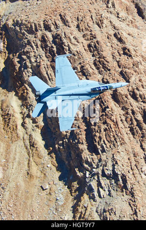 Marina degli Stati Uniti Super Hornet, F-18F, volare attraverso un deserto Canyon nel Parco Nazionale della Valle della Morte, California. Foto Stock