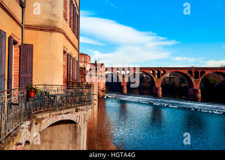 Una vista del fiume Tarn come passa attraverso Albi, in Francia con il Pont Neuf ponte in background Foto Stock