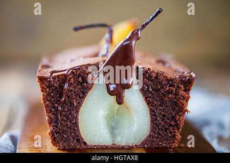 Il cioccolato pan di spagna con purea di pera Foto Stock