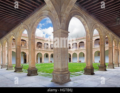 SALAMANCA, Spagna, aprile - 17, 2016: l'atrio del Colegio Arzobispo Fonseca. Foto Stock