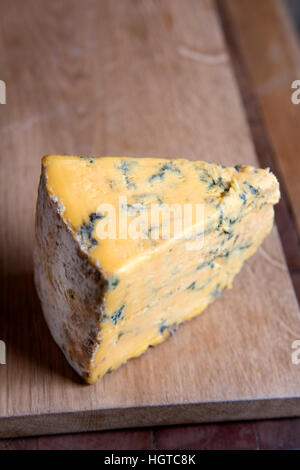 Un cuneo di Shropshire Blue cheese Foto Stock