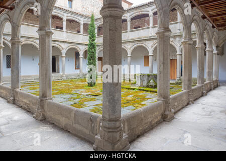 AVILA, Spagna, aprile - 18, 2016: l'atrio della chiesa Real Monasterio de Santo Tomas. Foto Stock