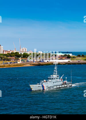 HMC Searcher UK Border forza 42 metri di pattuglia doganale nave costruita nel 2002 in mare al largo della costa di Southsea nell Inghilterra del sud Foto Stock