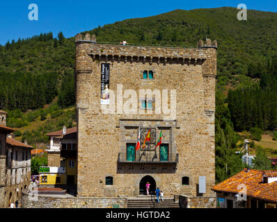 La medievale Torre del Infantado costruito nel XV secolo a Potes in Picos de Europa Cantabria Spagna settentrionale Foto Stock