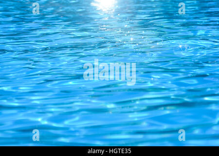 Piscina acqua naturale sfondo astratto con sunlights Foto Stock
