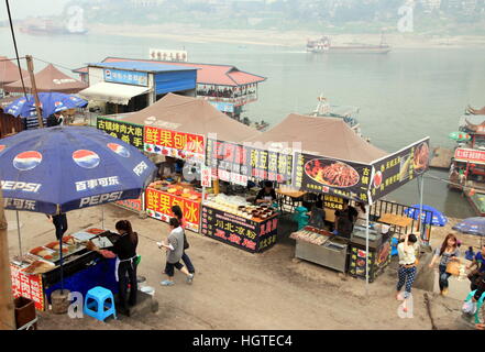 Cucina di strada sorge sul Fiume Yangtze a Chongqing Cina Foto Stock