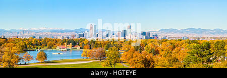 Skyline del centro di Denver in Colorado e delle montagne rocciose Foto Stock