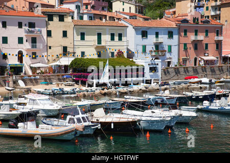 Giglio Village e il porto, l'Isola del Giglio, Arcipelago Toscano, Toscana, Italia, Europa Foto Stock