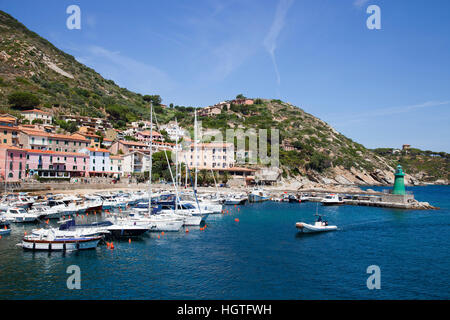 Giglio Village e il porto, l'Isola del Giglio, Arcipelago Toscano, Toscana, Italia, Europa Foto Stock