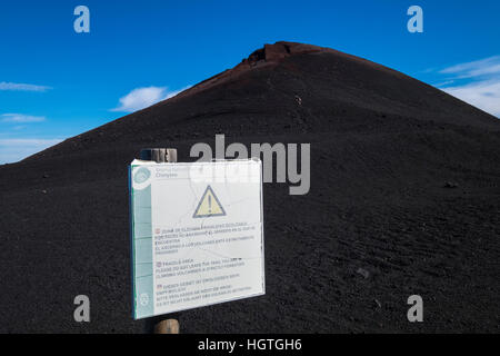 Walkers ascendente illegalmente il vulcano Montana Negra e cartello che vieta la scalata vulcani, Montana Negra, Tenerife, Isole Canarie, Spagna Foto Stock