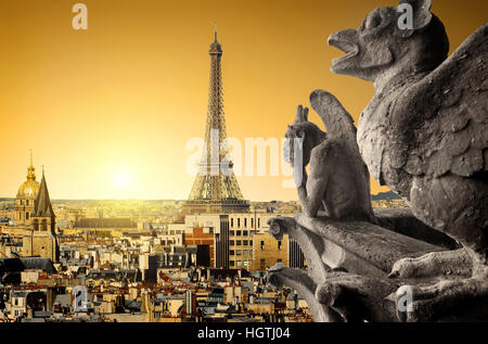 Vista sulla Torre Eiffel e chimere da Notre Dame de Paris, Francia Foto Stock