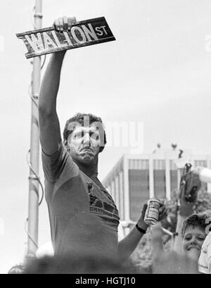 Boston Celtics Bill Walton può contenere fino a 'Walton Street sign passati fino a lui da una ventola durante il 1986 Boston Celtics Victory Parade di Boston MA USA. I Celtics hanno vinto il loro sedicesimo campionato NBA contro Houston Rockets in 1986. Foto di bill belknap Foto Stock