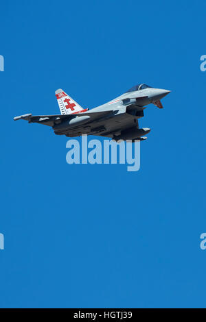 UK Royal Air Force FGR4 Eurofighter Typhoon jet fighter, ZK 315, con il 41 Squadron centenario pinna di coda, vola sopra il Rainbow Canyon, California, USA. Foto Stock