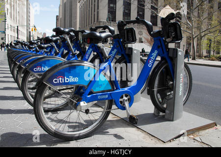 Fila di Citi biciclette a noleggio nel centro di Manhattan a New York Foto Stock