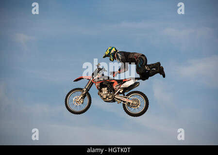 Il pilota di Motocross eseguire audaci acrobazie aeree. Foto Stock