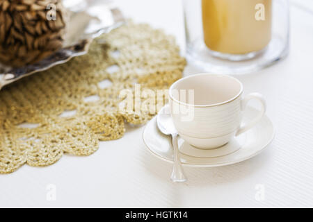 Elegante set up table con decorazione e una tazza di caffè Foto Stock