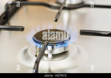 La masterizzazione di gas nel bruciatore di gamma del fornello da cucina Foto Stock