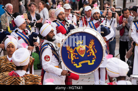 Membri del Sri Dasmesh Pipe Band del Malaysian eseguendo in Glasgow. Foto Stock