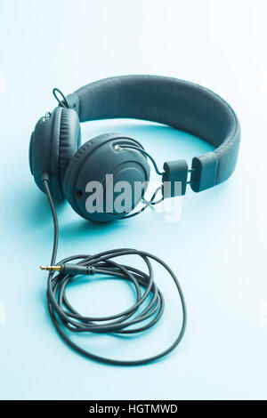Grigio cuffie vintage su sfondo blu. Foto Stock