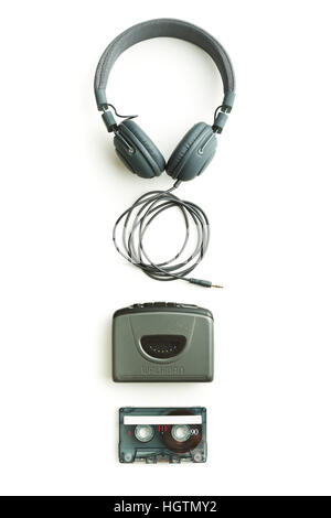 Walkman vintage, nastro audio e cuffie isolato su sfondo bianco. Foto Stock