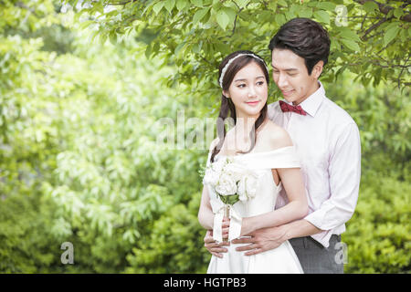 Giovani matrimonio romantico giovane costeggiata faccia a faccia all'aperto Foto Stock